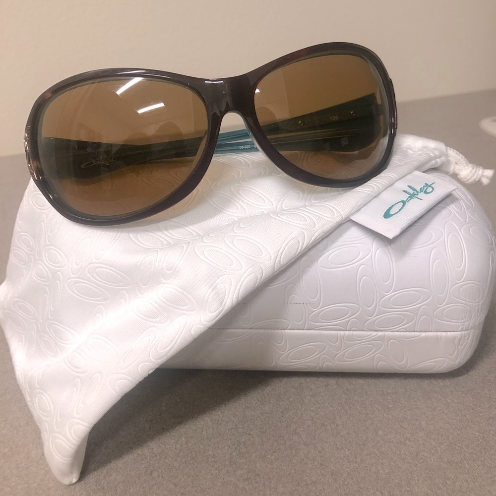 Women’s Oakley sunglasses